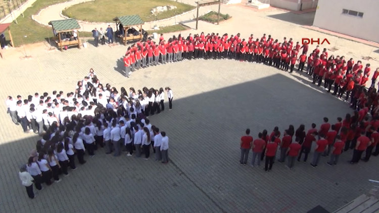 Afrin'deki Mehmetçikler'e öğrencilerden ay-yıldız figürlü destek