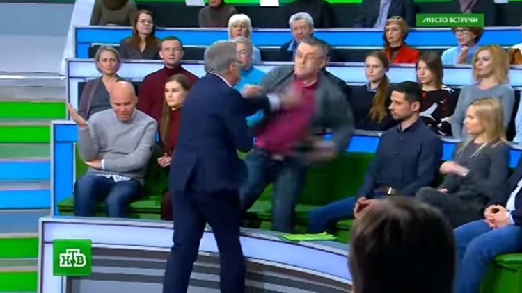Stüdyo karıştı... Canlı yayında yumruklu kavga!