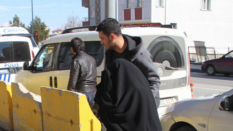 Aşkı için çarşaf giyerek kadın kılığına girdi