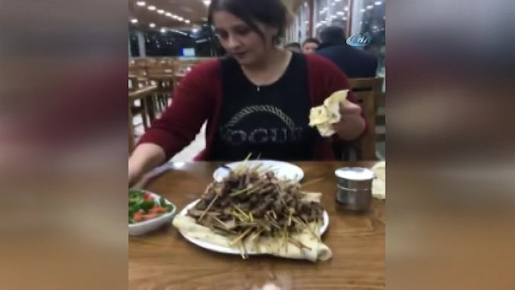 Çeyrek altın için yarım saatte 151 adet çöp et şişi yedi