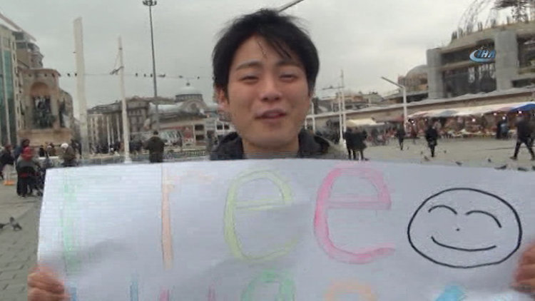 Taksim'de Japon turistlerden sarılmak bedava