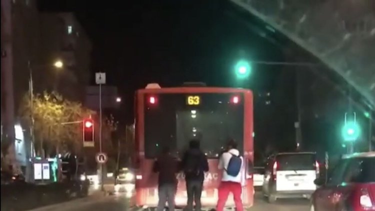 Canlarını hiçe saydılar! Trafikte tehlikeli yolculuk kamerada