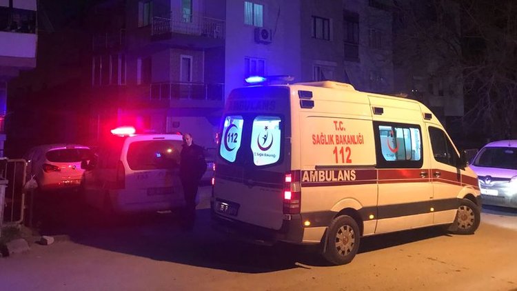 Komşular kokudan şüphelendi 57 yaşındaki adam evinde ölü bulundu