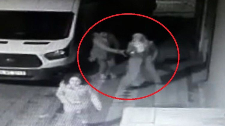 Kapkaç anı güvenlik kamerasına yansıdı