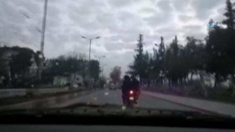 Motosikletle çocuğu böyle taşıdı