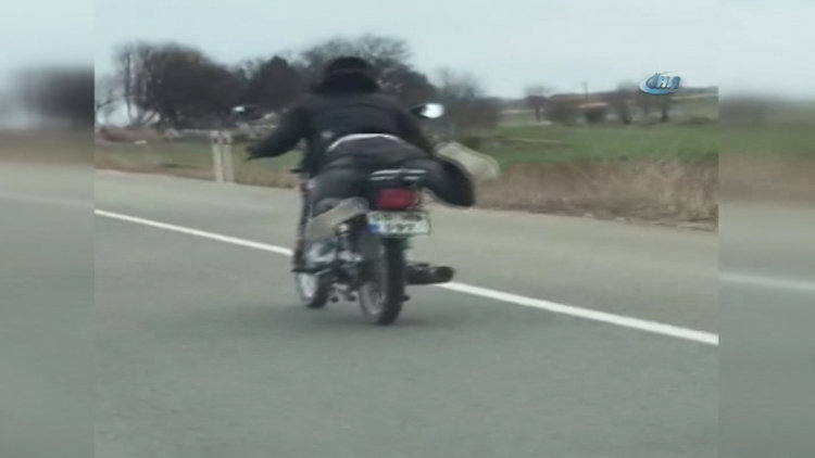 Motosiklet üzerinde tehlikeli yolculuk kamerada