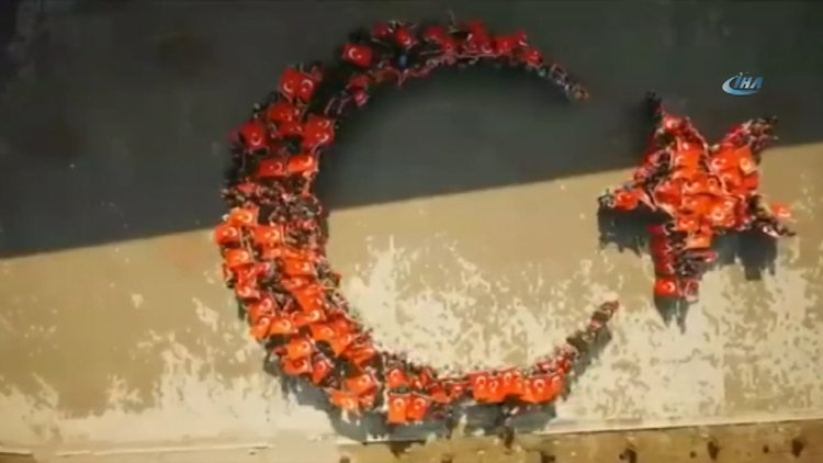 Öğrencilerden "Ay Yıldız" koreografisi