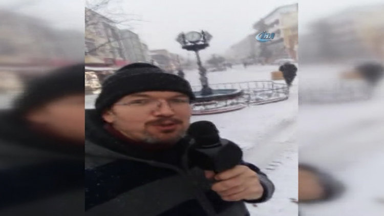 Kar sevincini sokakta mikrofonla haykırdı