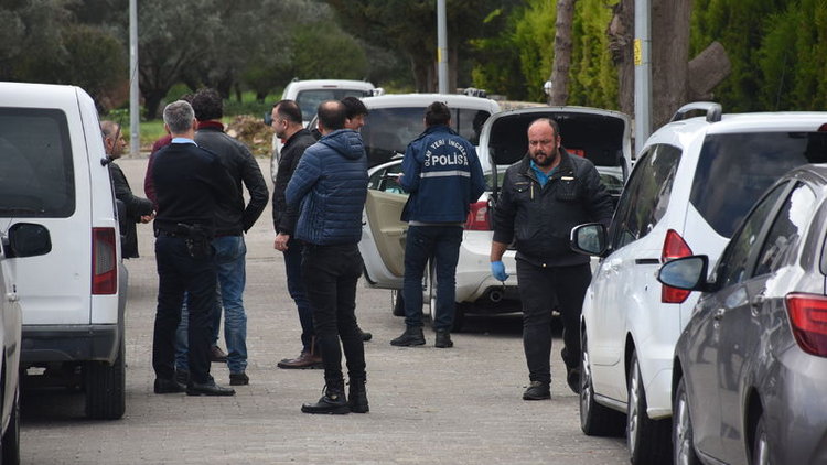 Otomobilin bagajından servet çaldılar