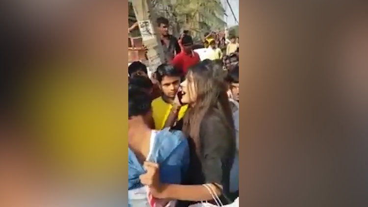 Yeni Delhi'de kendisini taciz eden adamı böyle yakalattı.