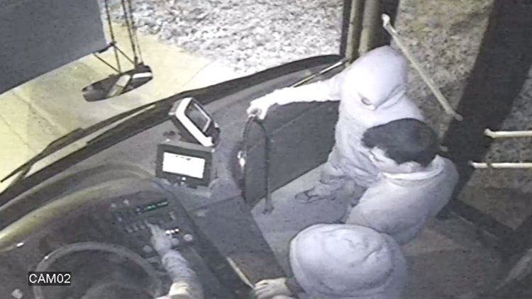 İstanbul&#039;da trajikomik olay! 4 çocuk otobüs gelmeyince otobüsü kaçırdılar