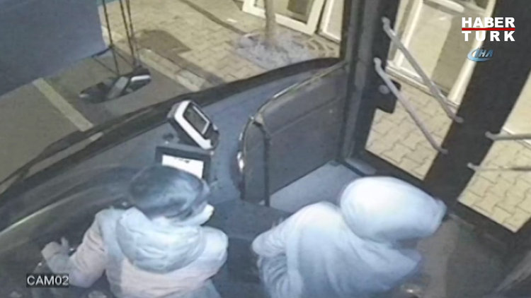 Otobüs kaçıran dört küçük çocuk kamerada