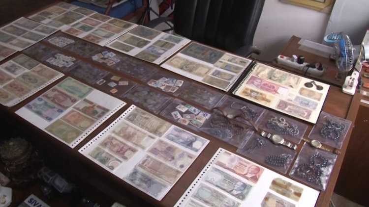 Çöpten çıkardığı eşyalarla koleksiyon yaptı