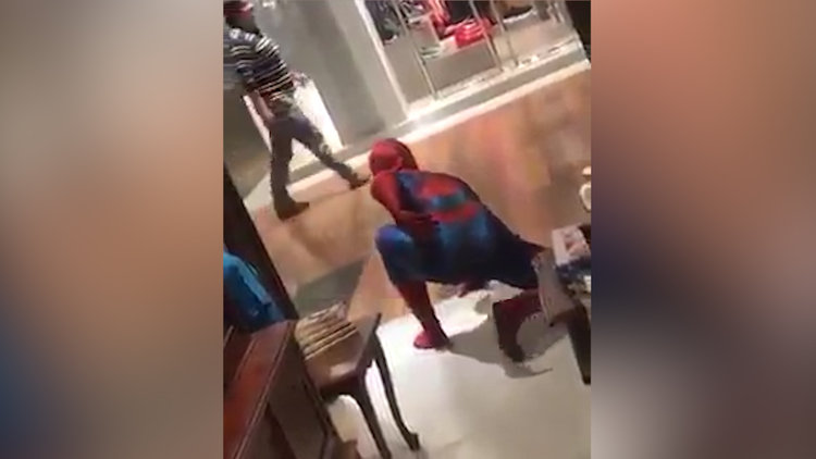 Örümcek adam kostümlü gençle karşılaşan çocuğun sevinci