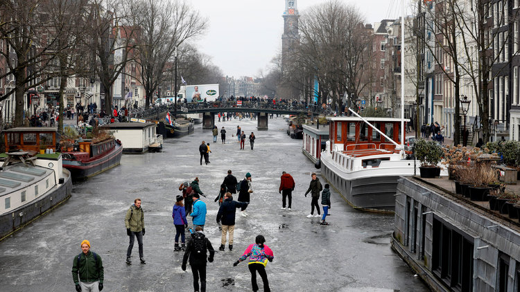 Amsterdam'da donan kanalda buz pateni