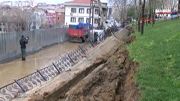 Eyüp'te parkın duvarı çöktü