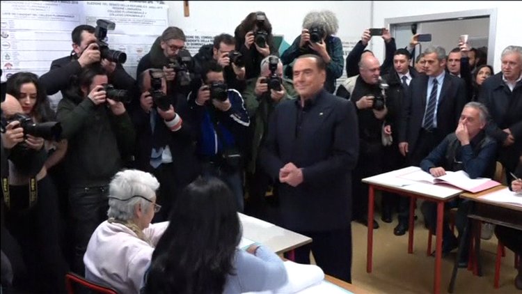 Berlusconi'ye Femen şoku!