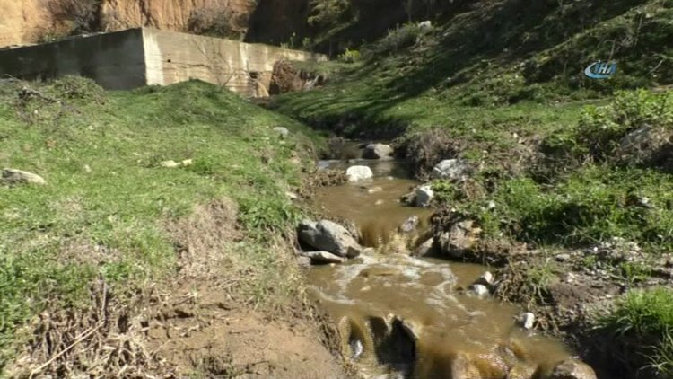 Mahalle sakinlerinin açıktan akan kanalizasyon tepkisi