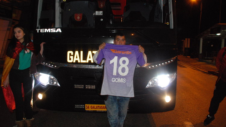 Terim'den engelli taraftara Gomis forması!