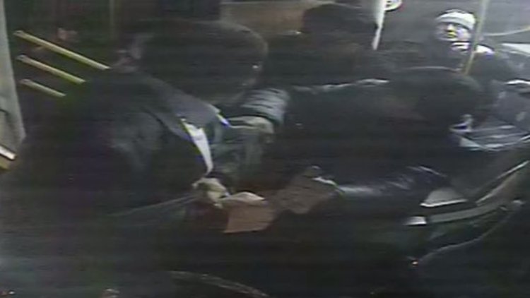 Otobüse kartsız binen yolcu şoföre tornavidayla saldırdı