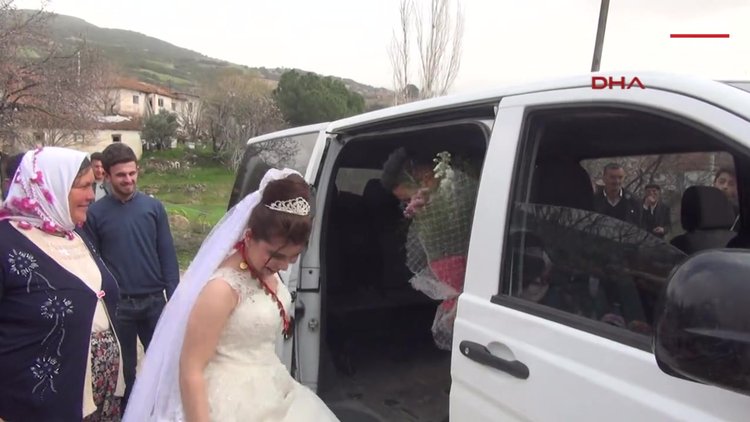 Şehirlerarası yolcu otobüsünü gelin arabası yaptı