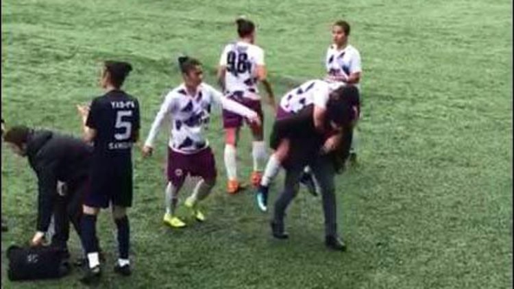 Sakatlanan futbolcusunu sırtında taşıdı