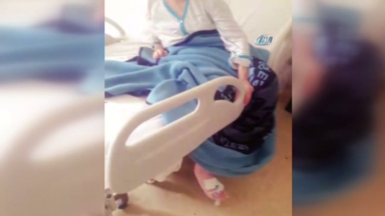 Yatalak annesine hem hakaretler etti hem kameraya aldı