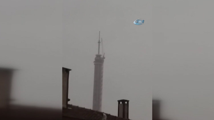 Çamlıca'daki yeni TV kulesine yıldırım düşme anı kamerada