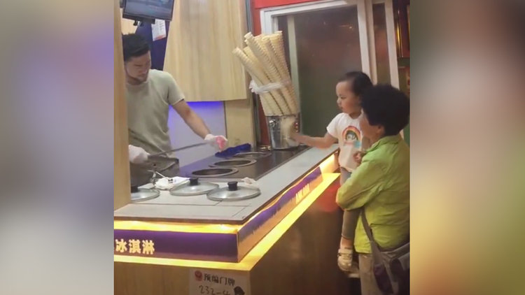 Maraş dondurmacısının şakasını kursağında bırakan çocuk