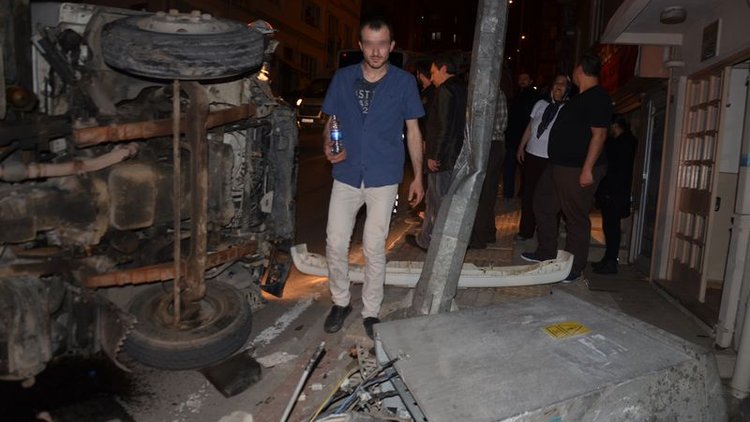 Uyuşturucu kullanan gençler kamyoneti devirdi, hiçbir şey olmamış gibi de...