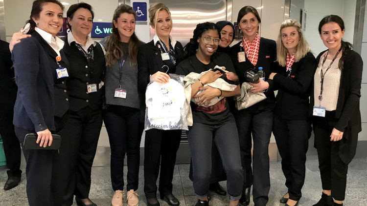 Otelde doğum yapan ABD'li yolcuya havalimanı personeli sahip çıktı