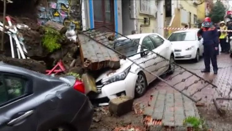 Cihangir'de istinat duvarı çöktü