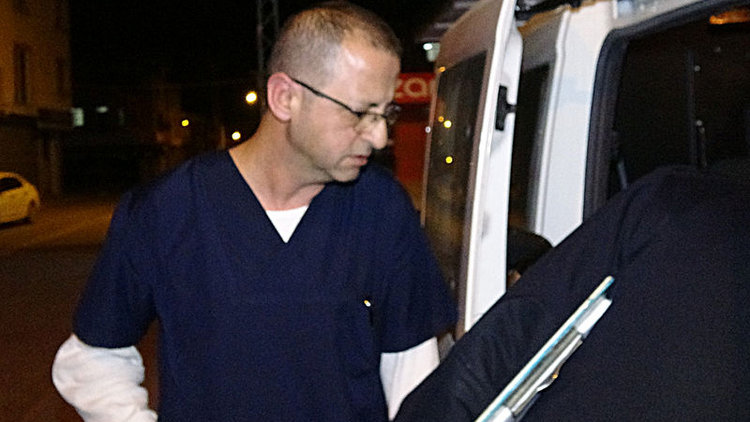 Doktoru dövüp, zorla ambulanstaki hasta annesine refakat ettirdi