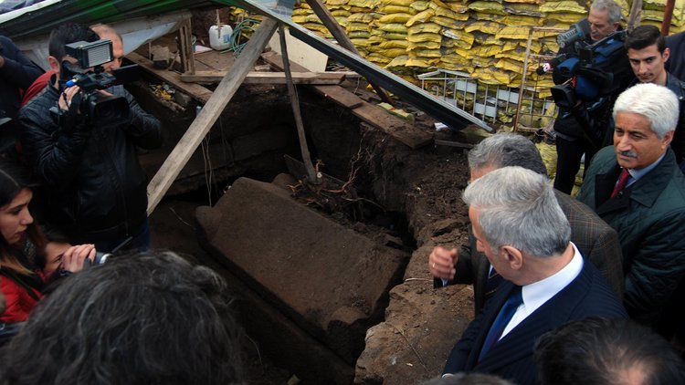 Kayseri'de oto yıkamanın bahçesinde kral mezarı bulundu