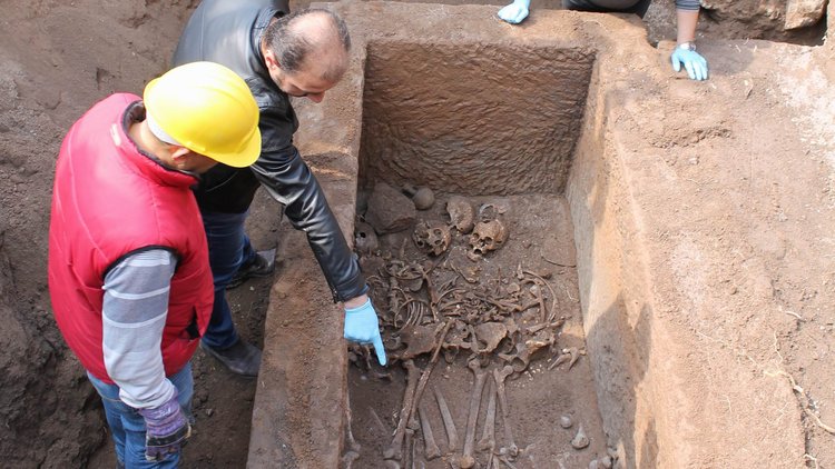 Kayseri&#039;de oto yıkamanın bahçesinde bulunan 1700 yıllık lahit açıldı!