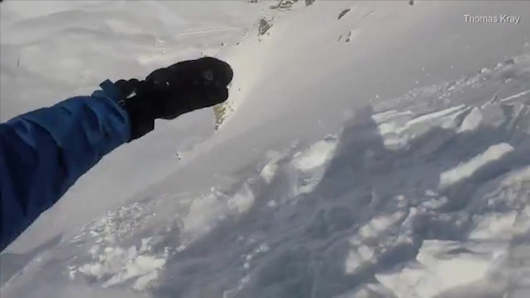 Çığa yakalanan kayakçının gözünden kurtuluş anları