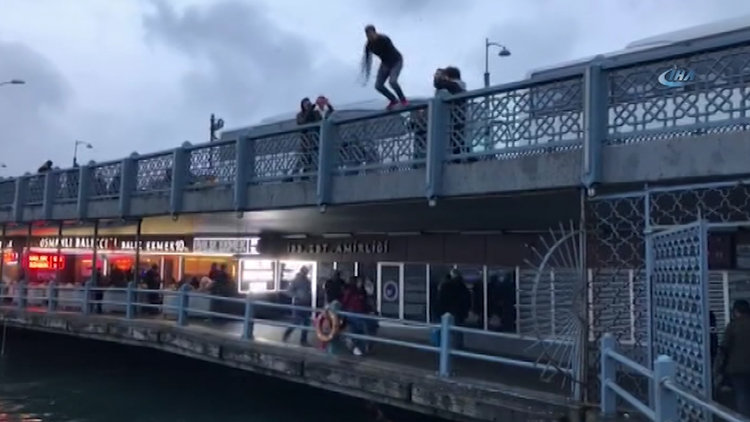 Galata Köprüsü'nden empati atlayışı