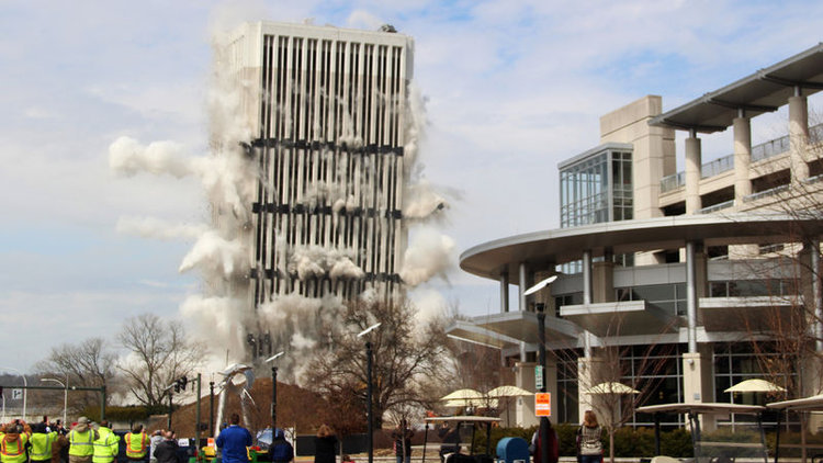 28 katlı bina saniyeler içinde yerle bir oldu