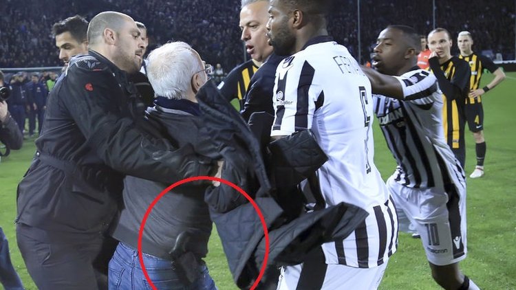 Yunanistan Süper Ligi'nde skandal! PAOK Başkanı sahaya belinde silahla girdi