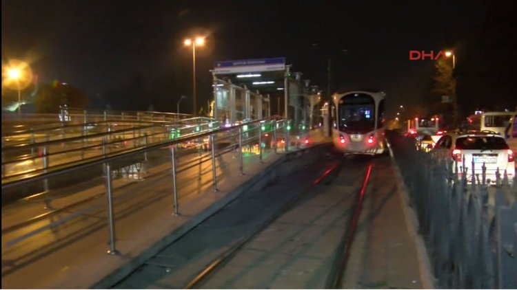 Topkapı'da tramvay raydan çıktı