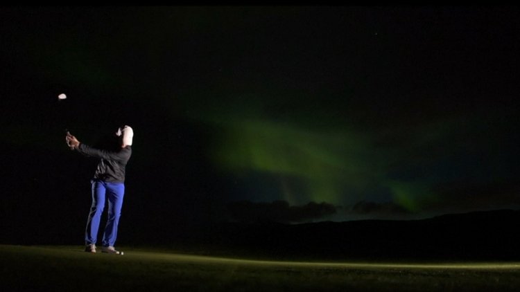 Kutup ışıkları altında golf oynadılar