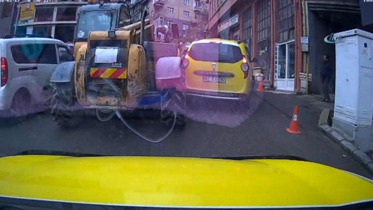 İş makinesi araçları altına aldı, o anlar güvenlik kamerasına böyle yansıdı