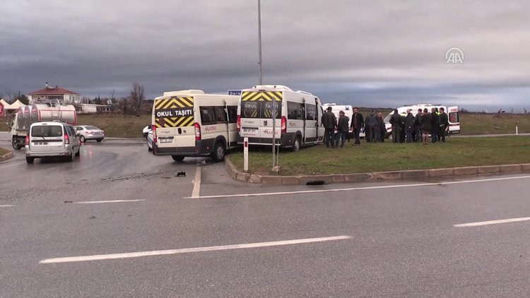 İki öğrenci servisi çarpıştı: 15 yaralı