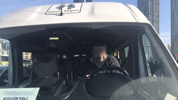 Uyuşturucu etkisindeki servis şoförü direksiyon başında sızdı!
