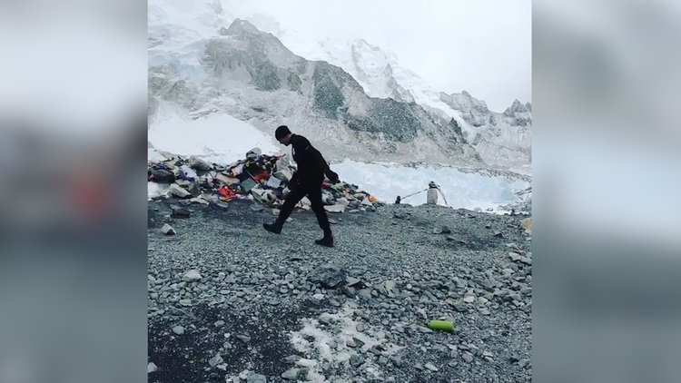 Top sektirerek Everest'e çıktı!