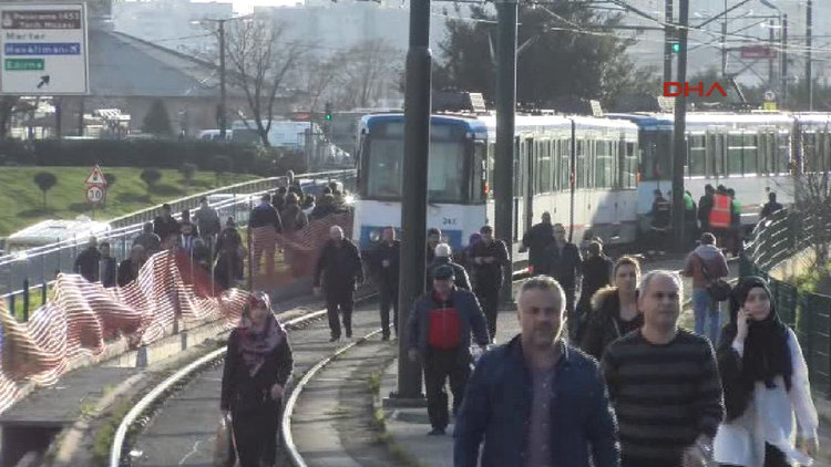 Topkapı'da aynı bölgede tramvay yine raydan çıktı
