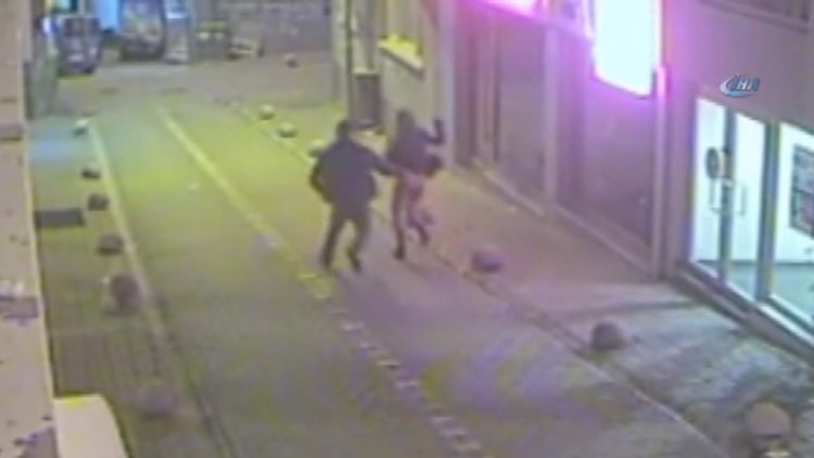 Takip ettiği genç kadına boş sokakta saldırdı