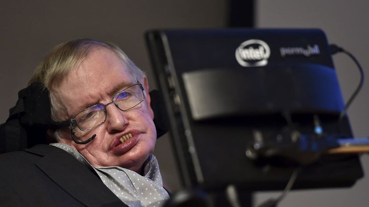 Stephen Hawking hayatını kaybetti