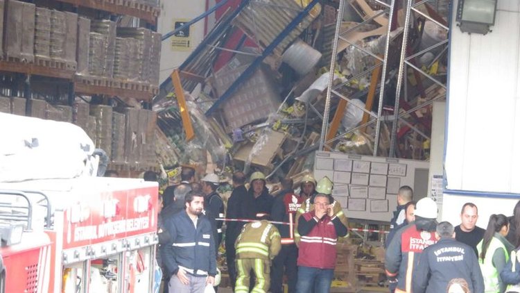 Antrepoda raflar işçilerin üzerine devrildi!