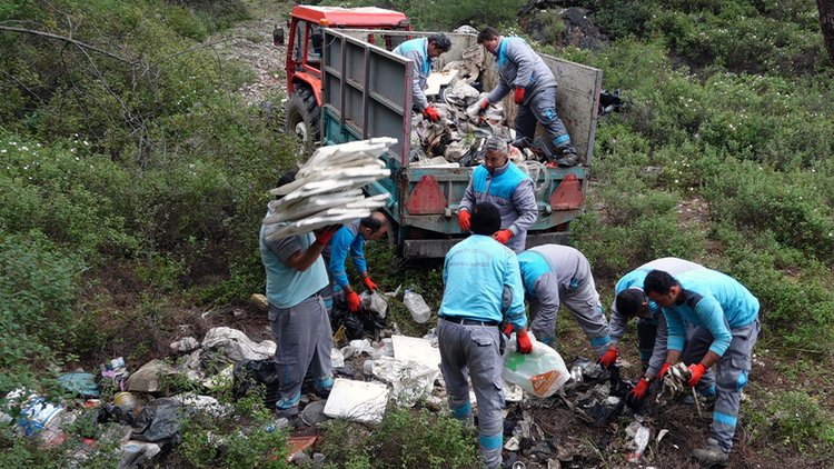 Marmaris&#039;te ormandan çıkan atıklar işçileri şaşkına çevirdi